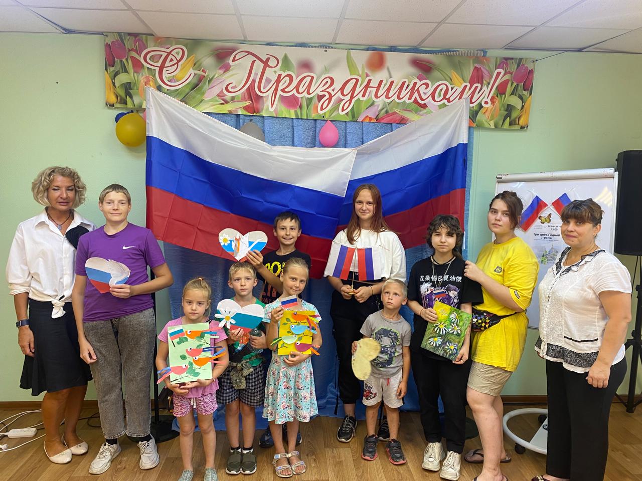 Вы сейчас просматриваете Нарисовали страну в День флага в ДК  «Луч» го Чехов  22 августа в нашей стране отмечают День Государственного флага. Что для каждого из нас значат эти цвета : белый ,синий и красный ?Пофантазировать в ответе на этот вопрос предложила посетителям ДК «Луч»руководитель КФ «Школа мастеров» И.В. Судакова.