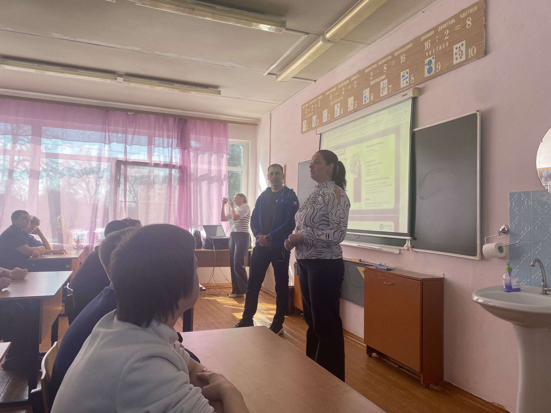 Вы сейчас просматриваете Сотрудники ДК «Луч» м.о. Чехов и представители общественного движения «Здоровое Отечество» организовали познавательную программу «Жизнь без наркотиков ярче» для учеников СОШ №9 (Стремиловское отделение).