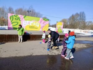 Подробнее о статье В городском парке культуры и отдыха города Чехов прошла увлекательная игровая программа «Солнечный лучики», организованная ДК «Луч».