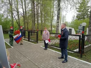 Подробнее о статье Торжественная церемония у памятника в СОШ села Стремилово м.о. Чехов